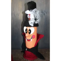 Dekofigur GRAF PIPISTRELLO Vampir Halloweenwichtel Upcyclingfigur aus einer Weinflasche mit handgestrickten Accesoires