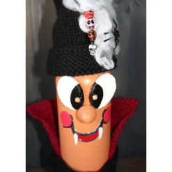 Dekofigur GRAF PIPISTRELLO Vampir Halloweenwichtel Upcyclingfigur aus einer Weinflasche mit handgestrickten Accesoires