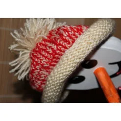 Dekofigur KLAUSI SNOWMAN witzige Schneemanfigur aus recyceltem Holz, dekoriert mit weihnachtlicher Deko und Moos