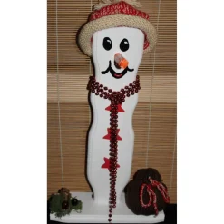 Dekofigur KLAUSI SNOWMAN witzige Schneemanfigur aus recyceltem Holz, dekoriert mit weihnachtlicher Deko und Moos