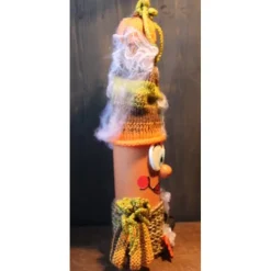 Dekofigur LILLY Halloweenwichtel Upcyclingfigur aus einer Weinflasche mit handgestrickten Accesoires Halloweendeko