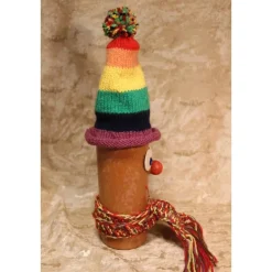 Dekofigur REGENBOGENWICHTEL Weihnachtswichtel witzige Upcyclingfigur aus Glasflasche m. handgestricktem Mützchen