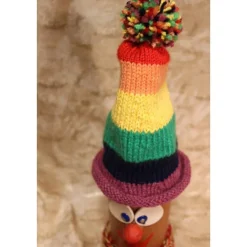 Dekofigur REGENBOGENWICHTEL Weihnachtswichtel witzige Upcyclingfigur aus Glasflasche m. handgestricktem Mützchen