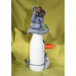 Dekofigur ROBBY Wichtel witzige Upcyclingfigur aus einer Glasfasche mit handgestrickten Accesoires