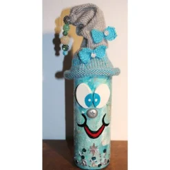 Dekofigur SCHLEIFERLWICHTEL Weihnachtswichtel witzige Upcyclingfigur aus Weinflasche, gestrickte Accessoires