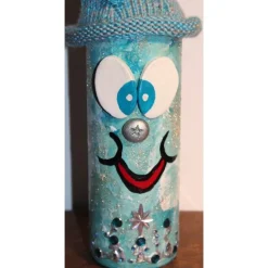 Dekofigur SCHLEIFERLWICHTEL Weihnachtswichtel witzige Upcyclingfigur aus Weinflasche, gestrickte Accessoires