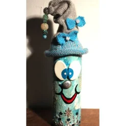 Dekofigur SCHLEIFERLWICHTEL Weihnachtswichtel witzige Upcyclingfigur aus Weinflasche, gestrickte Accessoires