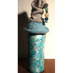 Dekofigur SCHLEIFERLWICHTEL Weihnachtswichtel witzige Upcyclingfigur aus Weinflasche, gestrickte Accessoires