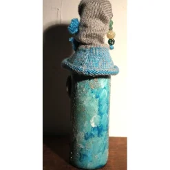 Dekofigur SCHLEIFERLWICHTEL Weihnachtswichtel witzige Upcyclingfigur aus Weinflasche, gestrickte Accessoires