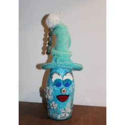 Dekofigur SCHNEEFLÖCKCHEN Weihnachtswichtel witzige Upcyclingfigur aus Sektflasche m. handgestricktem Mützchen
