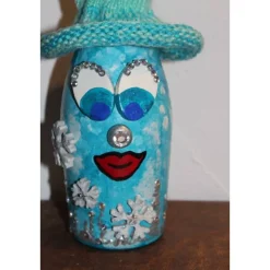 Dekofigur SCHNEEFLÖCKCHEN Weihnachtswichtel witzige Upcyclingfigur aus Sektflasche m. handgestricktem Mützchen