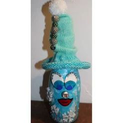 Dekofigur SCHNEEFLÖCKCHEN Weihnachtswichtel witzige Upcyclingfigur aus Sektflasche m. handgestricktem Mützchen