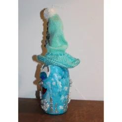 Dekofigur SCHNEEFLÖCKCHEN Weihnachtswichtel witzige Upcyclingfigur aus Sektflasche m. handgestricktem Mützchen