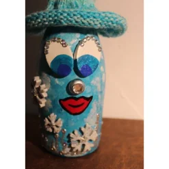 Dekofigur SCHNEEFLÖCKCHEN Weihnachtswichtel witzige Upcyclingfigur aus Sektflasche m. handgestricktem Mützchen