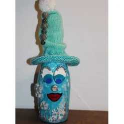 Dekofigur SCHNEEFLÖCKCHEN Weihnachtswichtel witzige Upcyclingfigur aus Sektflasche m. handgestricktem Mützchen