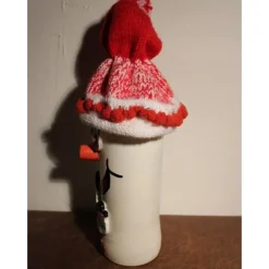 Dekofigur SCHNEEMANNWICHTEL Weihnachtswichtel witzige Upcyclingfigur aus Weinflasche m. handgestricktem Mützchen