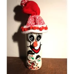 Dekofigur SCHNEEMANNWICHTEL Weihnachtswichtel witzige Upcyclingfigur aus Weinflasche m. handgestricktem Mützchen