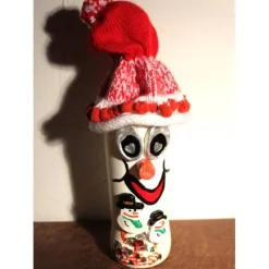 Dekofigur SCHNEEMANNWICHTEL Weihnachtswichtel witzige Upcyclingfigur aus Weinflasche m. handgestricktem Mützchen