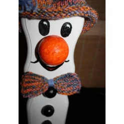 Dekofigur TOMMY SNOWMAN witzige Schneemanfigur aus altem Holz, dekoriert mit handgestrickter und weihnachtlicher Deko