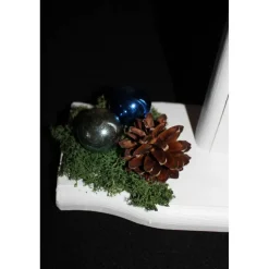 Dekofigur TOMMY SNOWMAN witzige Schneemanfigur aus altem Holz, dekoriert mit handgestrickter und weihnachtlicher Deko