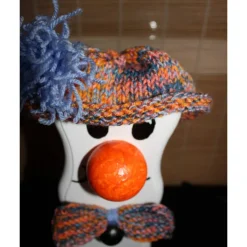 Dekofigur TOMMY SNOWMAN witzige Schneemanfigur aus altem Holz, dekoriert mit handgestrickter und weihnachtlicher Deko