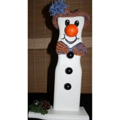 Dekofigur TOMMY SNOWMAN witzige Schneemanfigur aus altem Holz, dekoriert mit handgestrickter und weihnachtlicher Deko