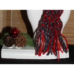 Dekofigur ULI SNOWMAN witzige Schneemanfigur aus altem Holz, dekoriert mit handgestrickter und weihnachtlicher Deko