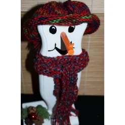Dekofigur ULI SNOWMAN witzige Schneemanfigur aus altem Holz, dekoriert mit handgestrickter und weihnachtlicher Deko