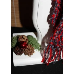 Dekofigur ULI SNOWMAN witzige Schneemanfigur aus altem Holz, dekoriert mit handgestrickter und weihnachtlicher Deko