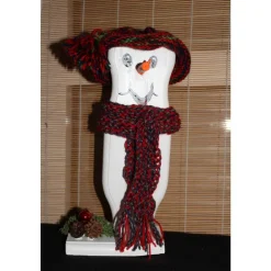 Dekofigur ULI SNOWMAN witzige Schneemanfigur aus altem Holz, dekoriert mit handgestrickter und weihnachtlicher Deko