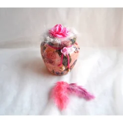 Dekoglas bauchig (Nr. 1) mit Banderole, Stoffblume und Feder, creme-rosa