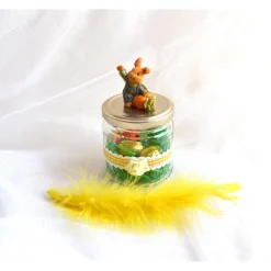 Dekoglas mit gelbem Karoband und Hase für Ostern