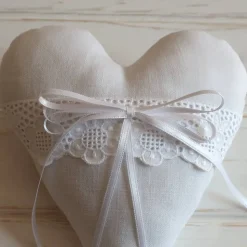 Dekoherz aus Stoff mit weißer Spitze – Vintage-Style & Landhaus-Deko, 17x15 cm