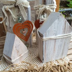 Dekohäuschen aus Holz verziert