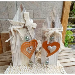 Dekohäuschen aus Holz verziert