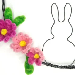 Dekokranz aus Draht mit Hase, Blüten und Schmetterling