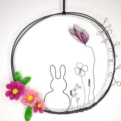 Dekokranz aus Draht mit Hase, Blüten und Schmetterling