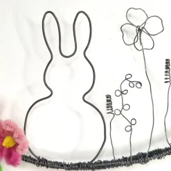 Dekokranz aus Draht mit Hase, Blüten und Schmetterling