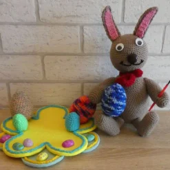 Deko-Osterhase mit Kulleraugen - gehäkelt - mit Eiern auf Filzuntersetzer