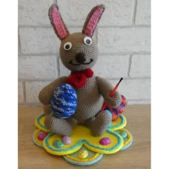 Deko-Osterhase mit Kulleraugen - gehäkelt - mit Eiern auf Filzuntersetzer