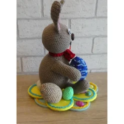 Deko-Osterhase mit Kulleraugen - gehäkelt - mit Eiern auf Filzuntersetzer