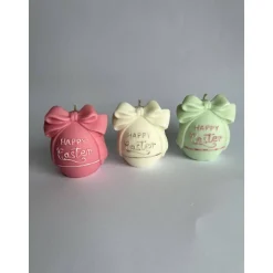 Dekorative Happy Easter Kerze mit Schleife, handgegossen in Frühlingsfarben für deine Osterdeko