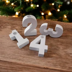 Dekorative Zahlen aus Gips können den Geburtstagstisch verschönern oder als Adventskranz dekoriert werden