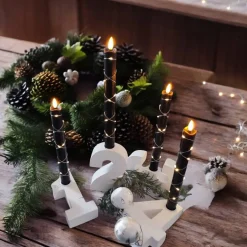 Dekorative Zahlen aus Gips können den Geburtstagstisch verschönern oder als Adventskranz dekoriert werden