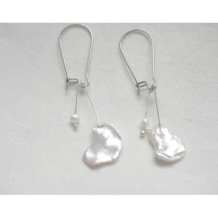 Dekorativer dreiteiliger Brautschmuck, zur Hochzeit schwebende Perlen als Ohrhänger, Kette und Armband, Keshi-Perlen, memory wire