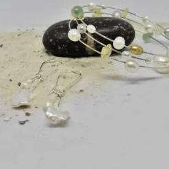 Dekorativer dreiteiliger Brautschmuck, zur Hochzeit schwebende Perlen als Ohrhänger, Kette und Armband, Keshi-Perlen, memory wire