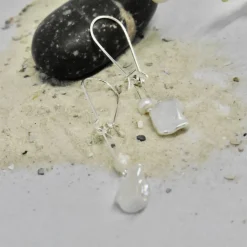 Dekorativer dreiteiliger Brautschmuck, zur Hochzeit schwebende Perlen als Ohrhänger, Kette und Armband, Keshi-Perlen, memory wire