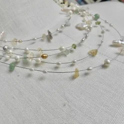 Dekorativer dreiteiliger Brautschmuck, zur Hochzeit schwebende Perlen als Ohrhänger, Kette und Armband, Keshi-Perlen, memory wire