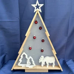 Dekorativer Holz-Tannenbaum mit Elch, Tannenbäumen und LED-Lichterkette - Weihnachtsdeko