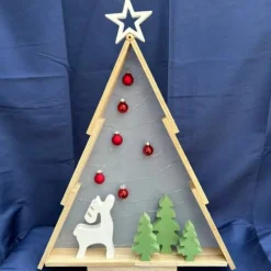 Dekorativer Holz-Tannenbaum mit Elch, Tannenbäumen und LED-Lichterkette - Weihnachtsdeko